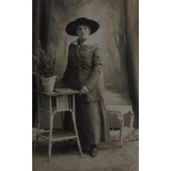 Antieke fotokaart - P2 - Dame met hoed en tasje.