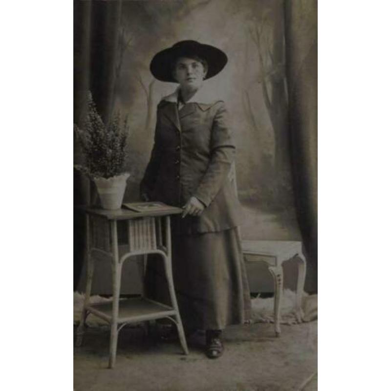 Antieke fotokaart - P2 - Dame met hoed en tasje.
