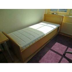 Elektrisch (verzorgings)bed, dat helemaal omhoog kan, 3 stan