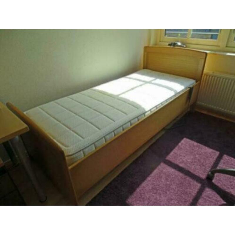 Elektrisch (verzorgings)bed, dat helemaal omhoog kan, 3 stan