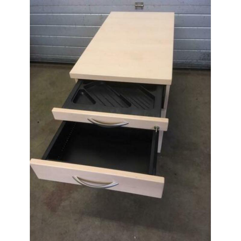 Drie houten bureau ladenblokken.