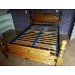 2 persoons houten bed