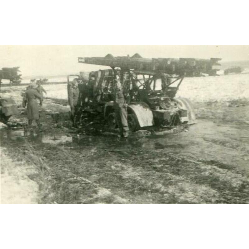 WOII foto : Duitsers bij 2 veroverde Stalinorgels