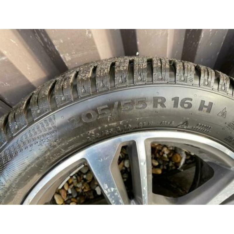16 Inch Audi A3 8V Set Velgen Met Winterbanden