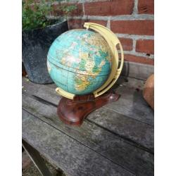 Antieke metalen wereldbol globe op bakelieten voet