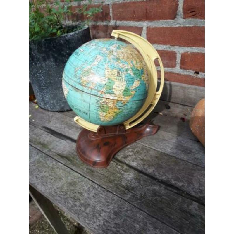 Antieke metalen wereldbol globe op bakelieten voet