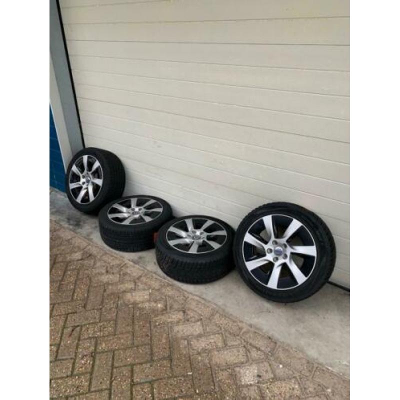 Volvo V60 velgen met gloednieuwe banden