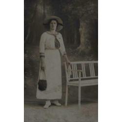 Antieke fotokaart - P2 - Dame met hoed en tasje.