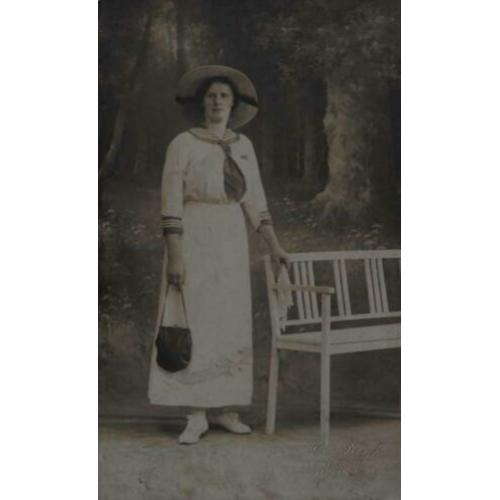 Antieke fotokaart - P2 - Dame met hoed en tasje.