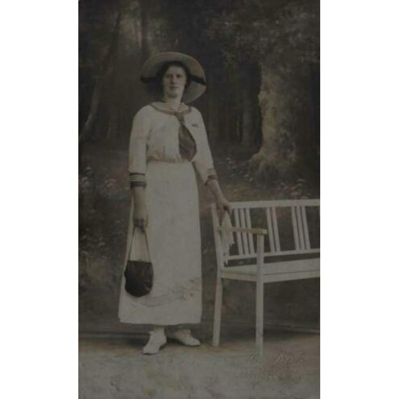 Antieke fotokaart - P2 - Dame met hoed en tasje.