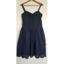 Nieuw donkerblauw brodderie jurkje Maat 36/ 38 B