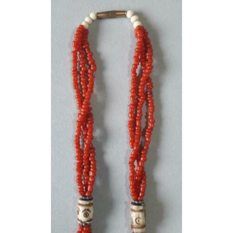Collier, ketting. bloedkoraal met been. Nepal jaren 70