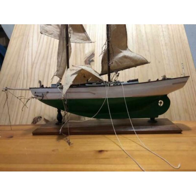 Mooie modelboot ter reparatie (zeilboot)