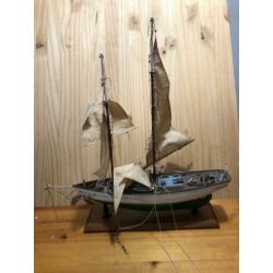 Mooie modelboot ter reparatie (zeilboot)