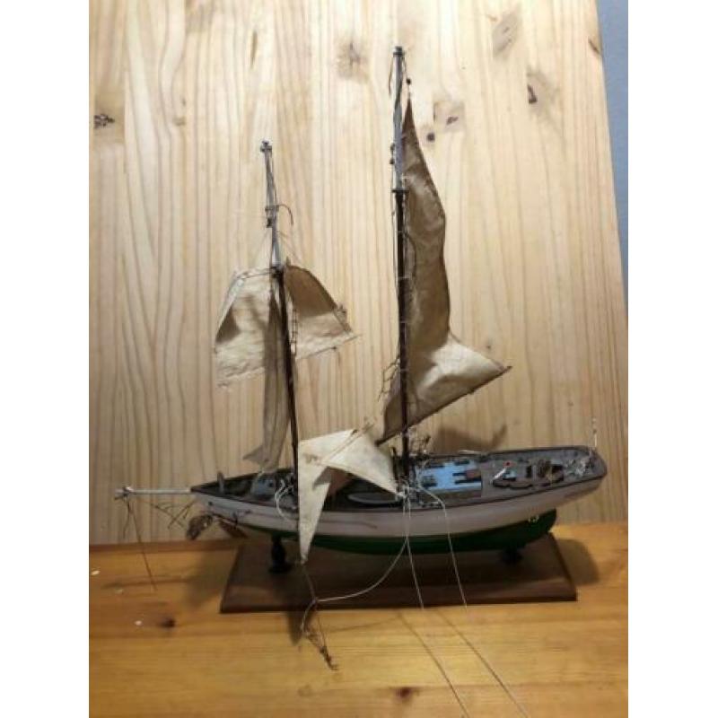 Mooie modelboot ter reparatie (zeilboot)