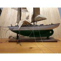 Mooie modelboot ter reparatie (zeilboot)
