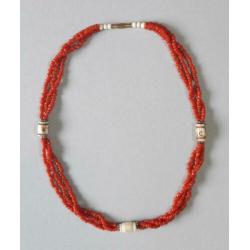 Collier, ketting. bloedkoraal met been. Nepal jaren 70