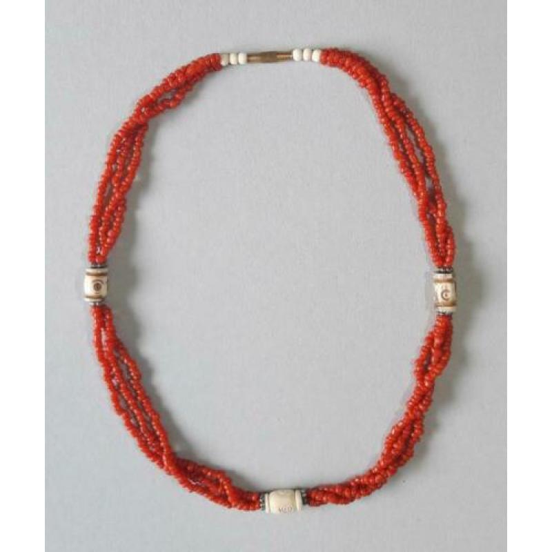 Collier, ketting. bloedkoraal met been. Nepal jaren 70