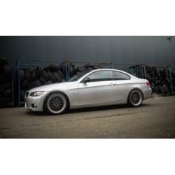Zeer mooie en nette BMW E92 coupe 335i met handbak org nap!