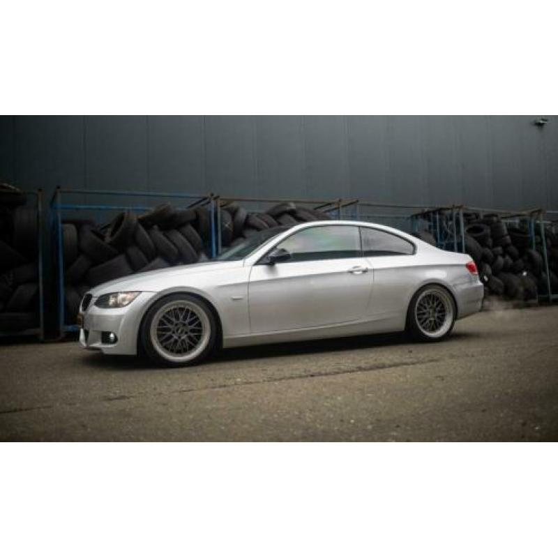 Zeer mooie en nette BMW E92 coupe 335i met handbak org nap!