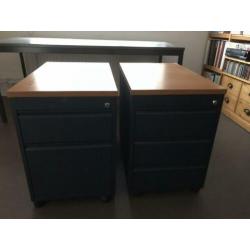 Stalen (kantoor) bureau met rolcontainers