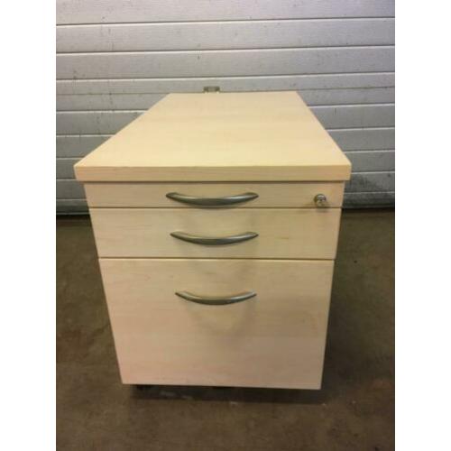 Drie houten bureau ladenblokken.
