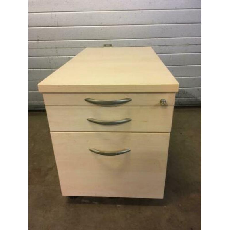 Drie houten bureau ladenblokken.
