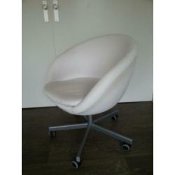wit kuipstoeltje lederlook gratis