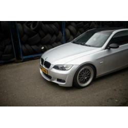 Zeer mooie en nette BMW E92 coupe 335i met handbak org nap!