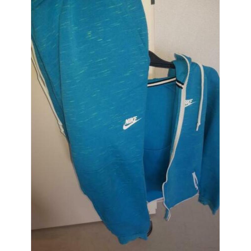 Nike tech fleece. nieuwe en unieke kleur.