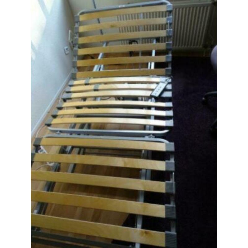 Elektrisch (verzorgings)bed, dat helemaal omhoog kan, 3 stan