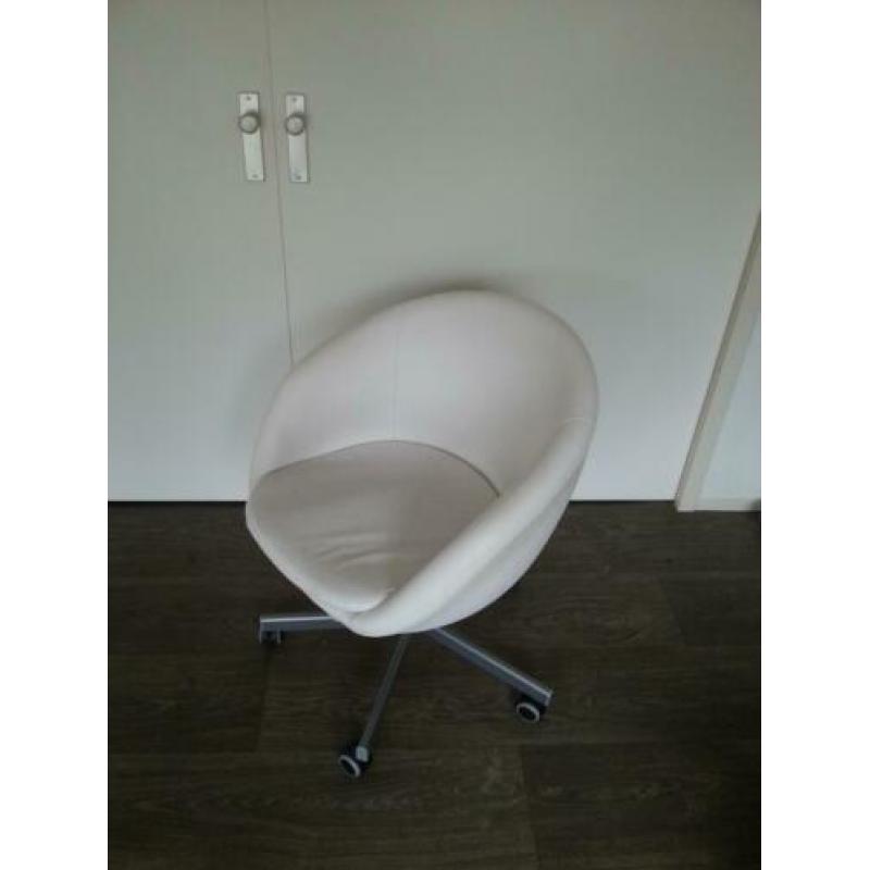 wit kuipstoeltje lederlook gratis