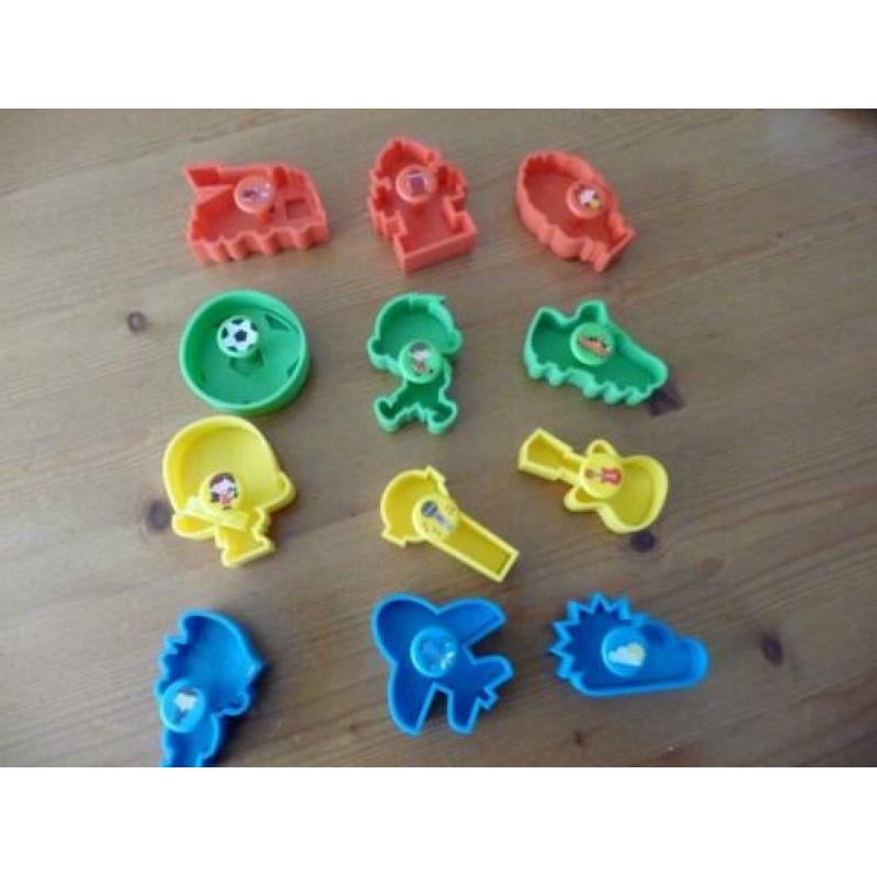 Nieuw: koekjesvormpjes: voetbal, voetbalschoen, gitaar