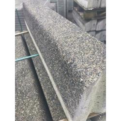 Beton banden natuurlijke uitstraling opsluiting bestrating