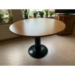 Mooie ronde tafel incl. 2 tafelkleden(Doorsnede: 1,20 m)