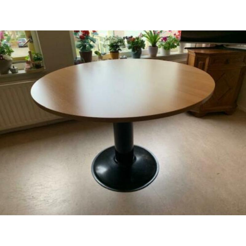 Mooie ronde tafel incl. 2 tafelkleden(Doorsnede: 1,20 m)