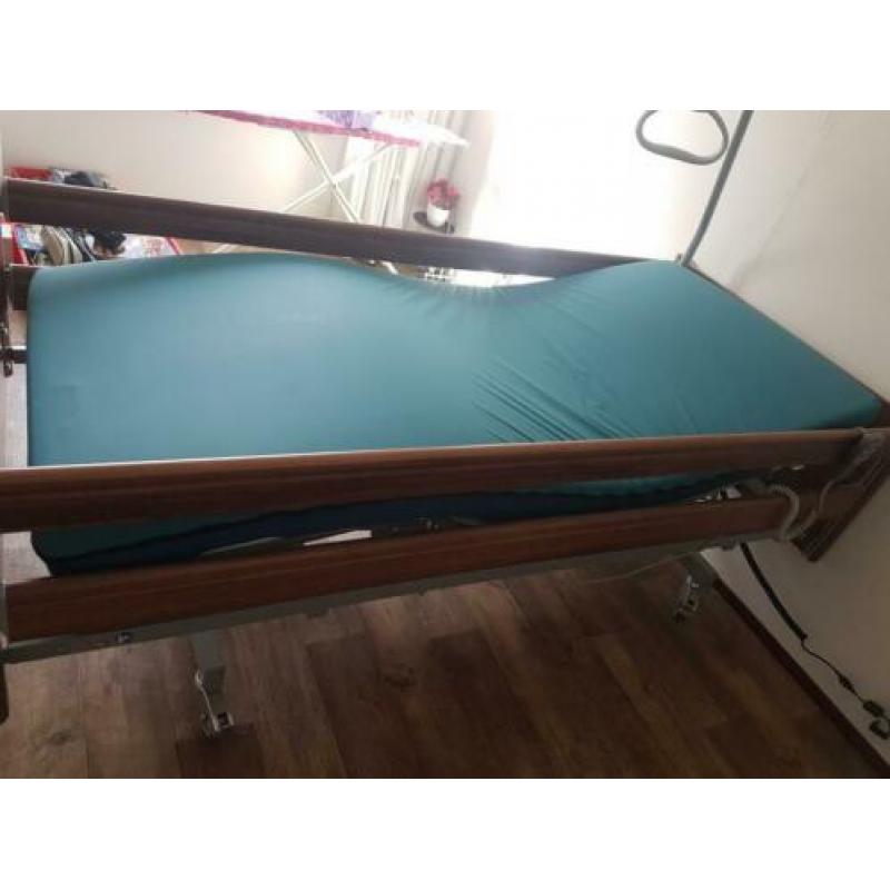 Z.g.a.n. hoog/laag bed ziekenhuisbed t.e.a.b. moet weg