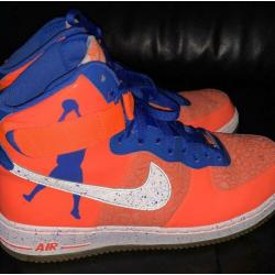 Nike Air Force 1 High Sheed “Roscoe” – Total Crimson Maat 44