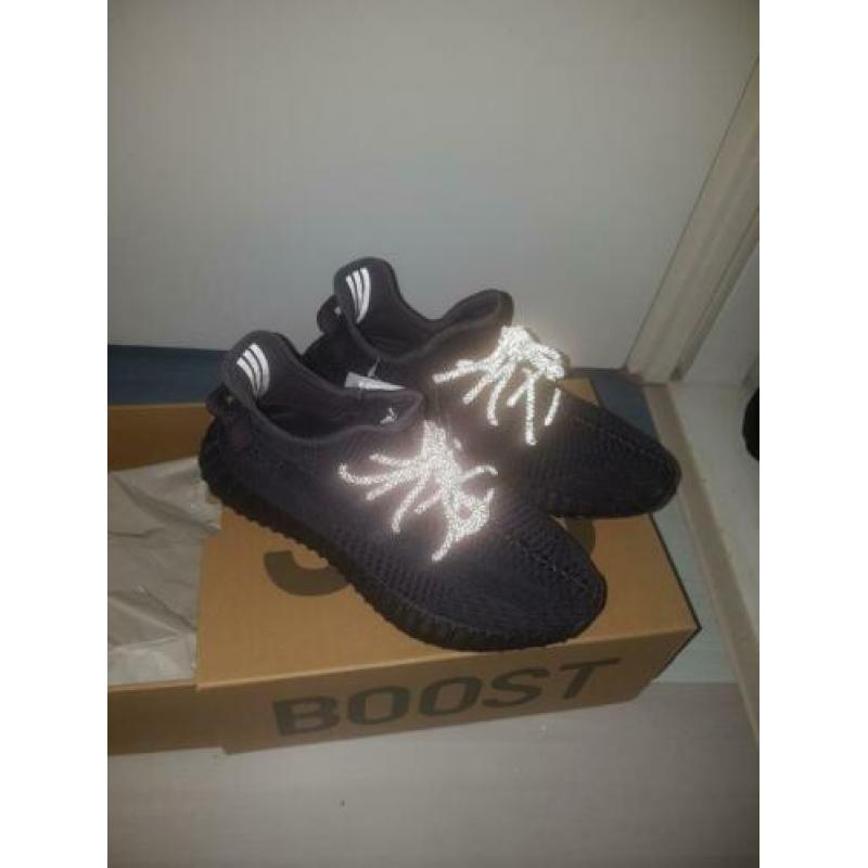 Yeezy 350 v2 triple black 42