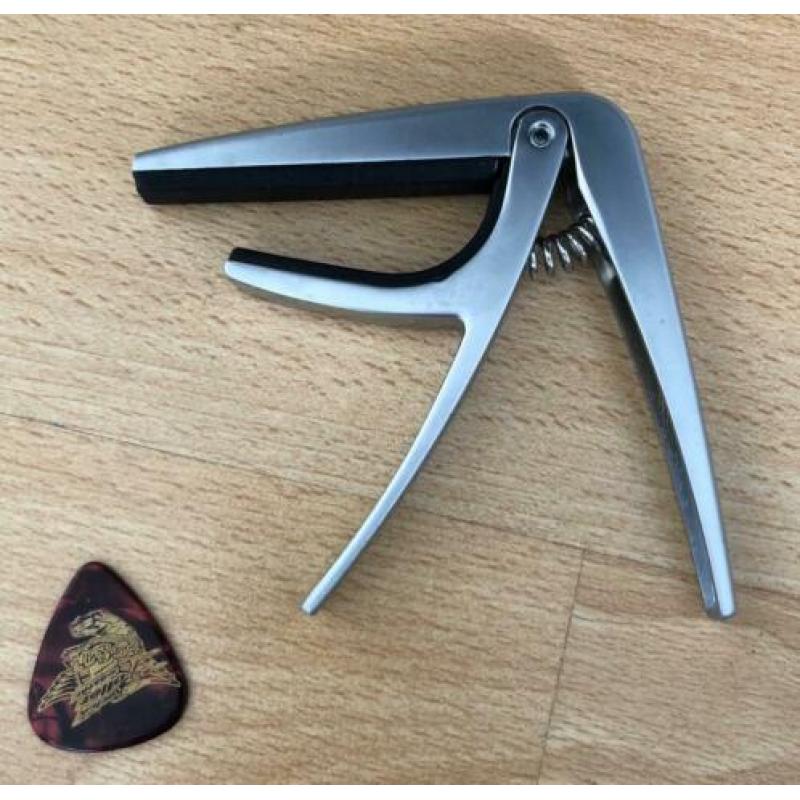 Te koop: Akoestische gitaar, met standaard en draagtas
