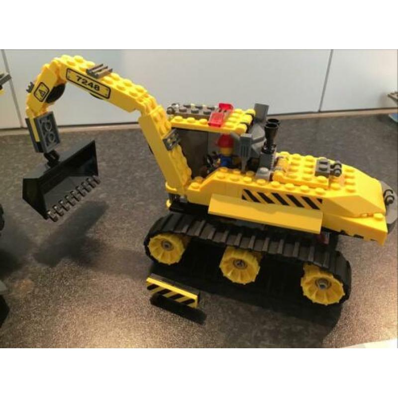 Lego City 4202 en 7248 vrachtauto en graafmachine