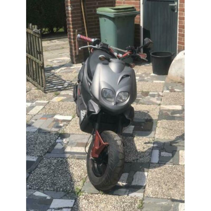 MOET WEG Peugeot metal x scooter 50cc