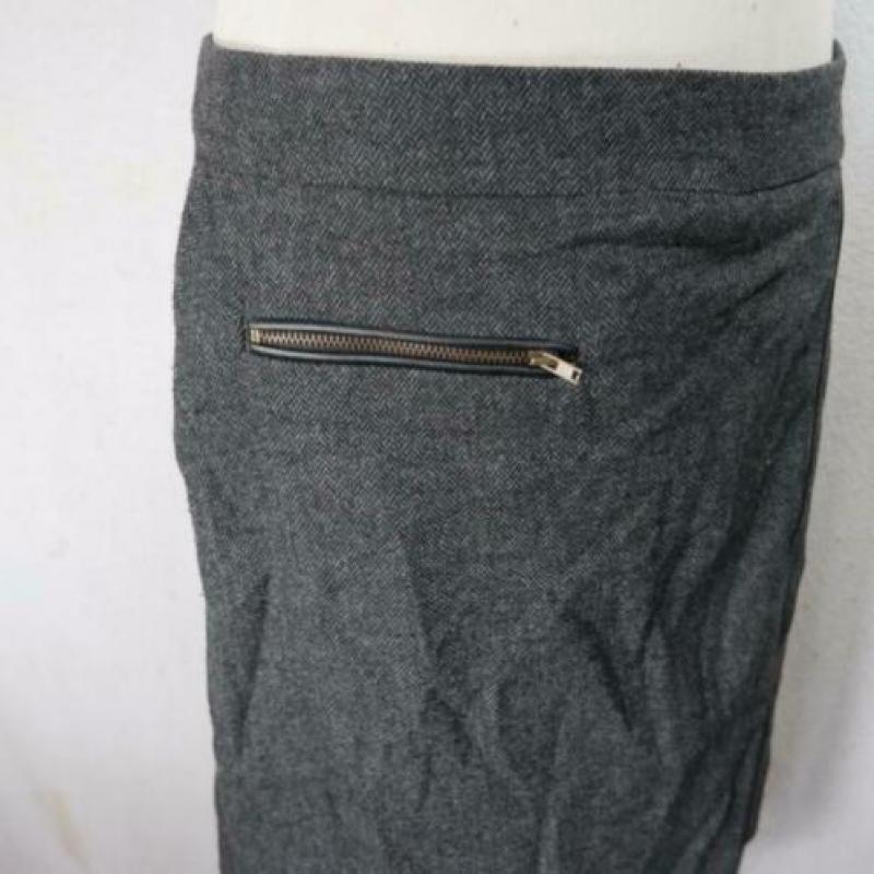 Mooie donkergrijze rok.Leuk model.Mt M