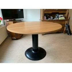 Mooie ronde tafel incl. 2 tafelkleden(Doorsnede: 1,20 m)