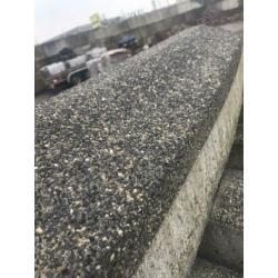 Beton banden natuurlijke uitstraling opsluiting bestrating