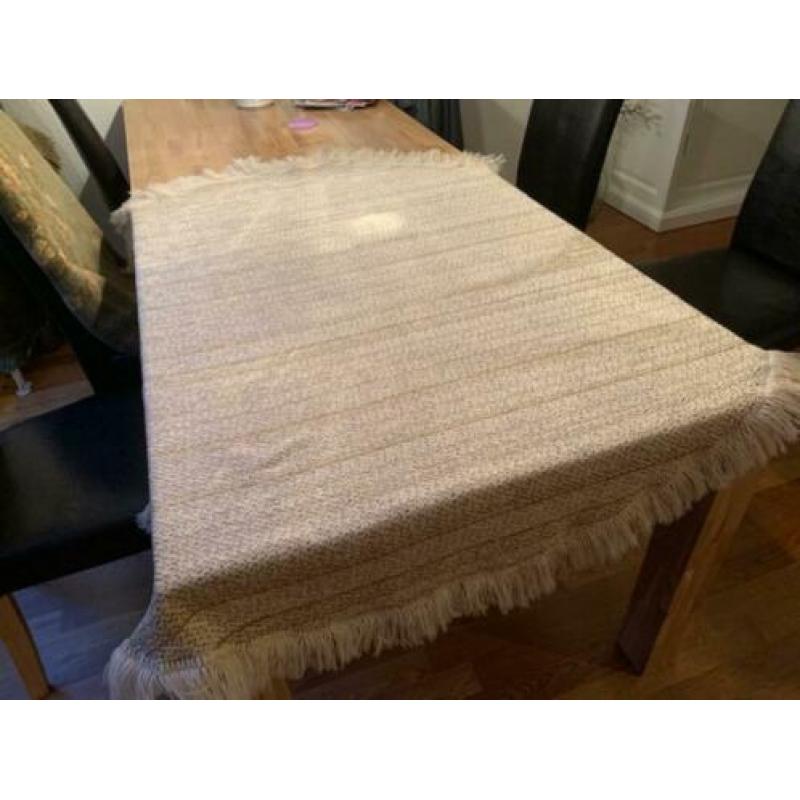 Mooie ronde tafel incl. 2 tafelkleden(Doorsnede: 1,20 m)