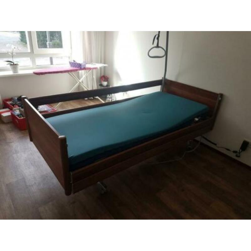 Z.g.a.n. hoog/laag bed ziekenhuisbed t.e.a.b. moet weg