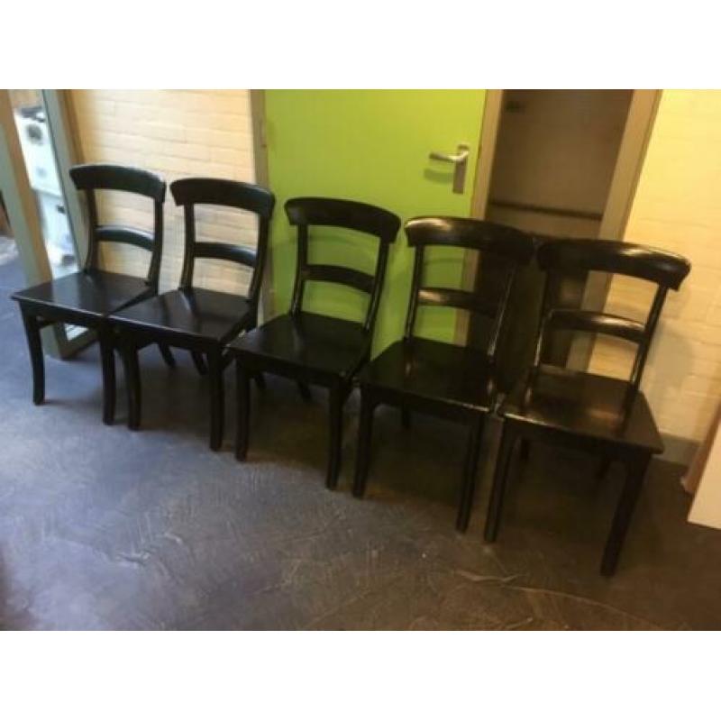 5 leuke stoere zwarte massief teak houten stoelen € 30,- pst