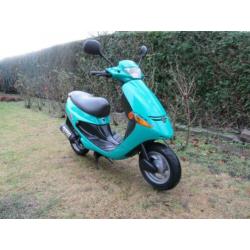 ZGAN.: Peugeot Zenith snor scooter. Blauw kenteken. 25km/h.