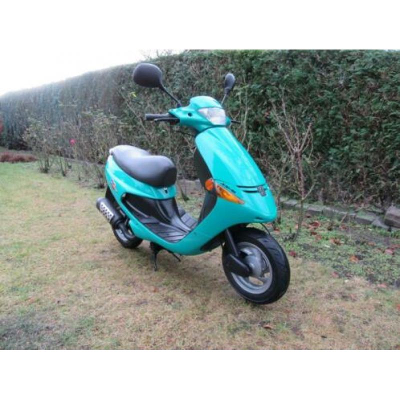 ZGAN.: Peugeot Zenith snor scooter. Blauw kenteken. 25km/h.